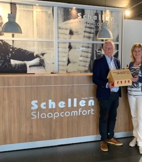 Beddenspecialist Harrie Schellen doneert tweeduizend euro aan Ronald McDonaldhuis