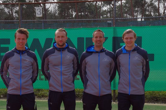 Het tennisteam van TOZ Oss dat uitkomt in de topklasse. Vlnr: Jeroen Reijnen, Joery Jansen, Thijs Gielis, Patrick Hermans