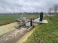 Een stuw in de rechtgetrokken Smalle Beek zorgt dat de gracht rond het Kasteel van Wouw wordt gevuld.
