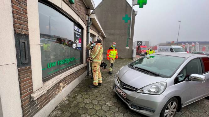 Verstrooide bestuurder botst tegen apotheek: brandweer moet gevel stutten