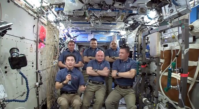 Scott Kelly (onderaan in het midden) in het ISS.