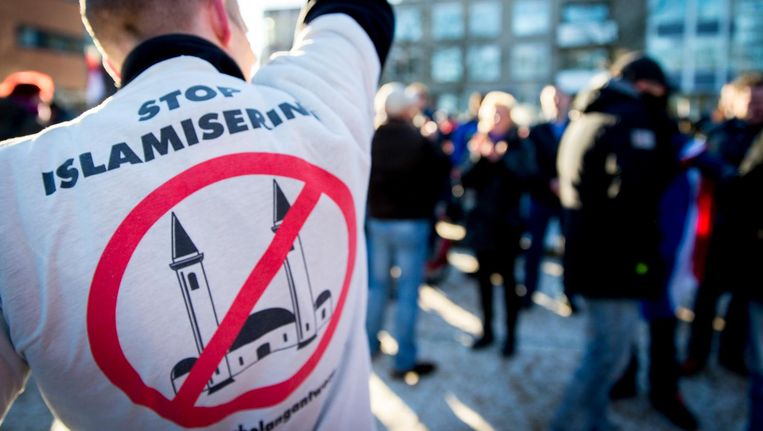 Aanhangers van de anti-islambeweging Pegida tijdens een demonstratie in Apeldoorn in 2016 Beeld anp