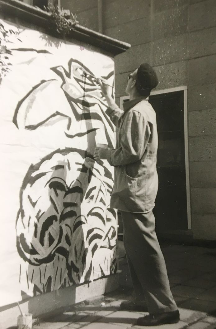 Johan Haanstra treft voorbereidingen voor de sgraffito die in 1957 de Hazemeijerfabriek zou sieren.