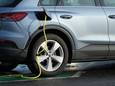 Een elektrische wagen wordt opgeladen.