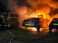 Felle autobrand in Apeldoorn: politie houdt rekening met brandstichting