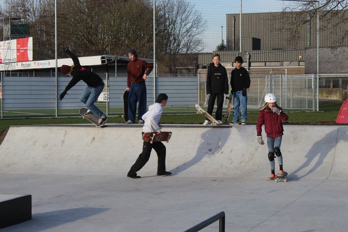 De jongeren kwamen massaal naar het nieuwe skatepark van Aalter.