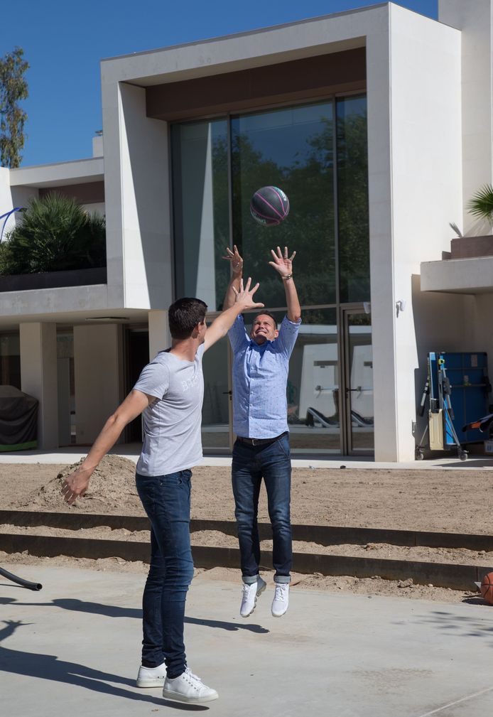 Courtois speelt een potje basketbal met onze analist Gilles De Bilde. Op de achtergrond zijn villa.