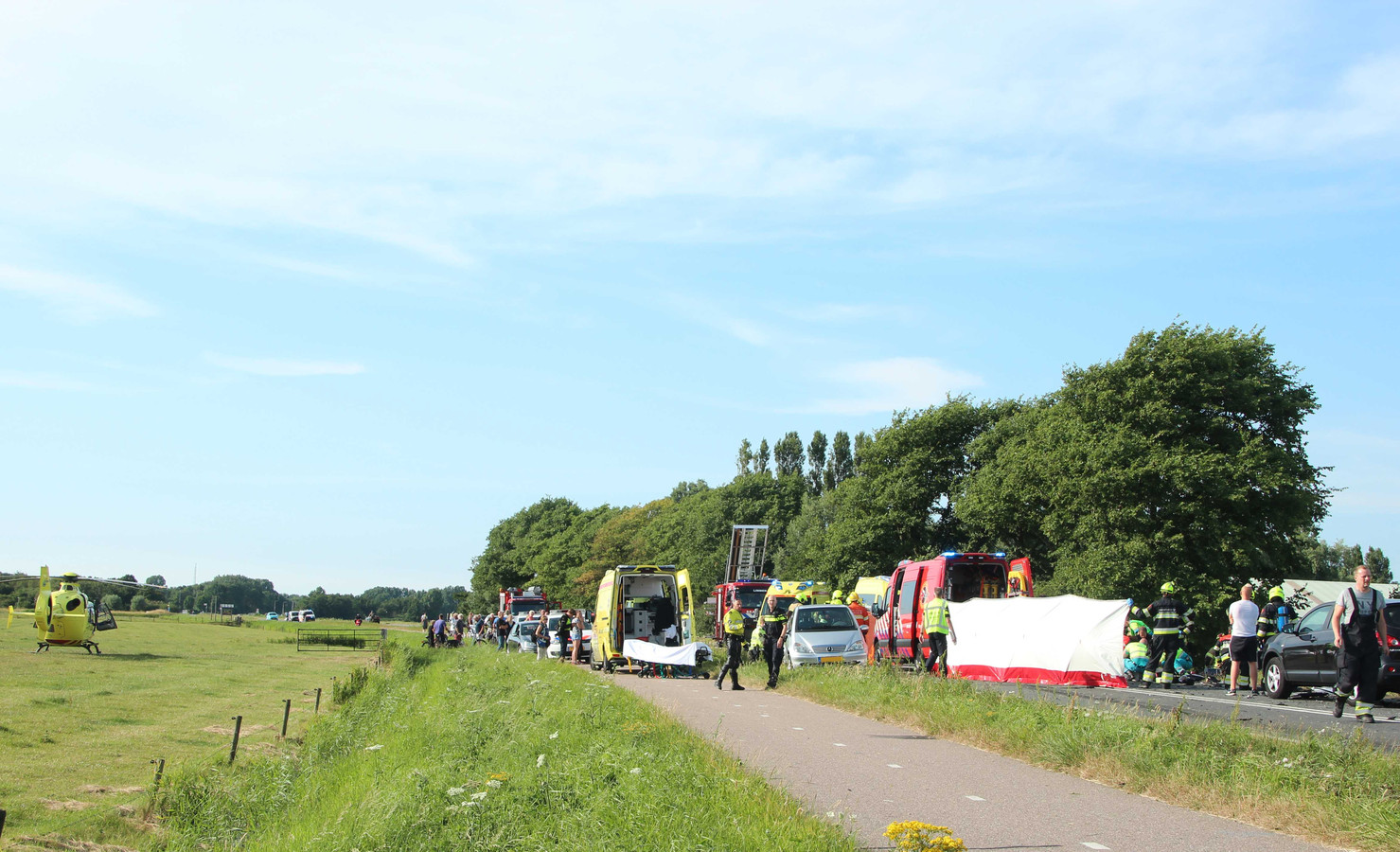Hulpdiensten zijn aanwezig bij een ernstig ongeval met een vrachtwagen en een personenauto op de N203.