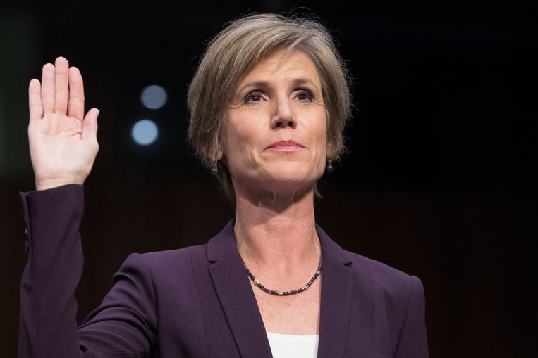 Sally Yates wordt ingezworen tijdens de hoorzitting van gisteren. Beeld EPA