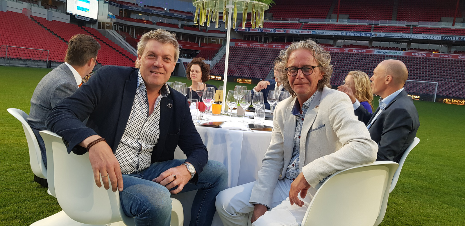 Culinaire kunstwerkjes met kampioensgras op de middenstip van het ...