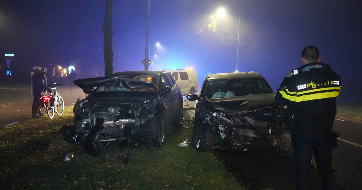 Frontale botsing in mistig Nieuwleusen trekt veel bekijks.