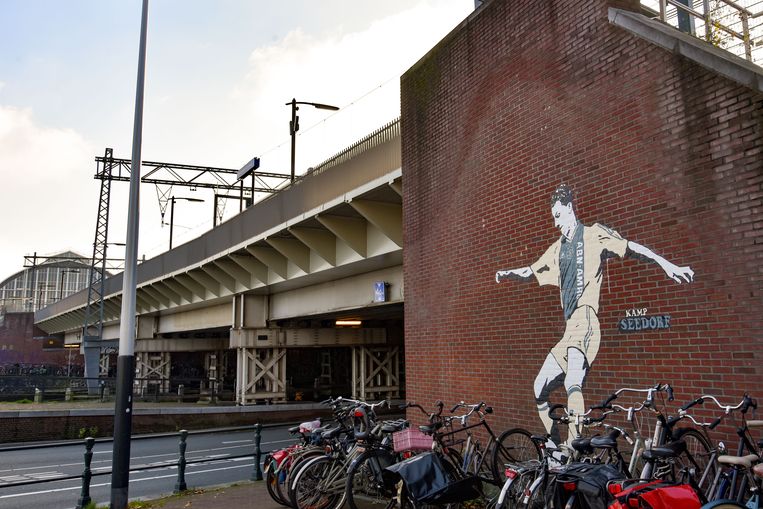 Schildering van Zlatan bij het Centraal Station Beeld Kamp Seedorf