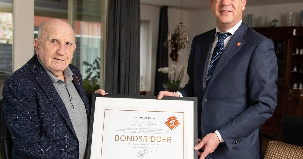 KNVB nomme l’ancien entraîneur du PSV et ancien entraîneur national Kees Rijvers comme chevalier national |  Football néerlandais