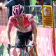 Kruijswijk breekt rib bij val in Giro en verliest roze trui aan Chaves