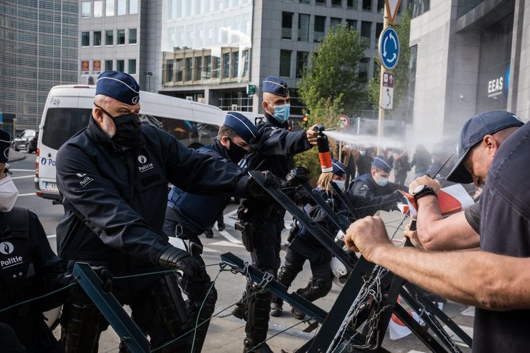 Aan het Schumanplein haalde de politie de pepperspray boven. Beeld Wouter Maeckelberghe