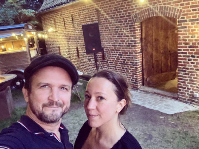 Bas (43) en Eva (46) openen wijncafé ‘Cyriel’ in hoevetuin in Nevele: “Samenwerken lukt ons niet zo goed, maar samen mensen ontvangen wel”