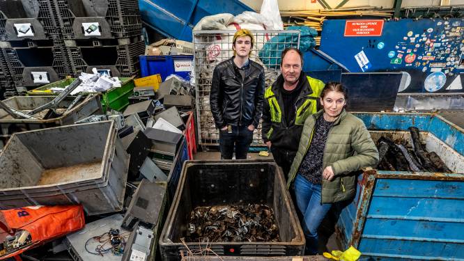 Chris en Marina vinden van alles tussen het ijzer en oud papier: ‘Levende slang en zelfs slapende zwerver’