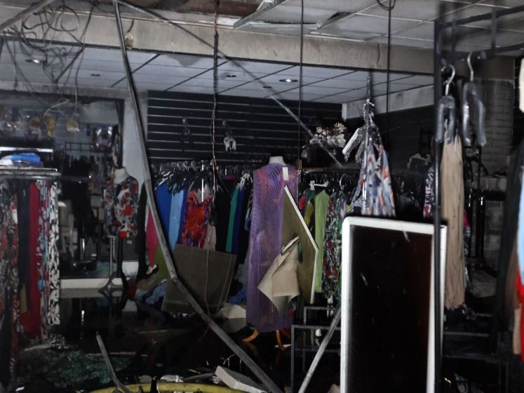 Eigenaresse in tranen: haar kledingzaak in Kerkdriel loopt veel schade op door brand
