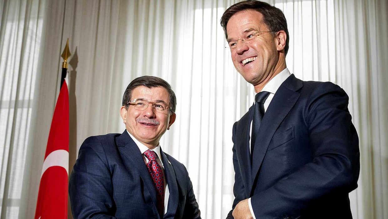 Minister-president Mark Rutte ontvangt de Turkse minister-president Ahmet Davutoglu voor een werklunch op het Catshuis. Beeld anp