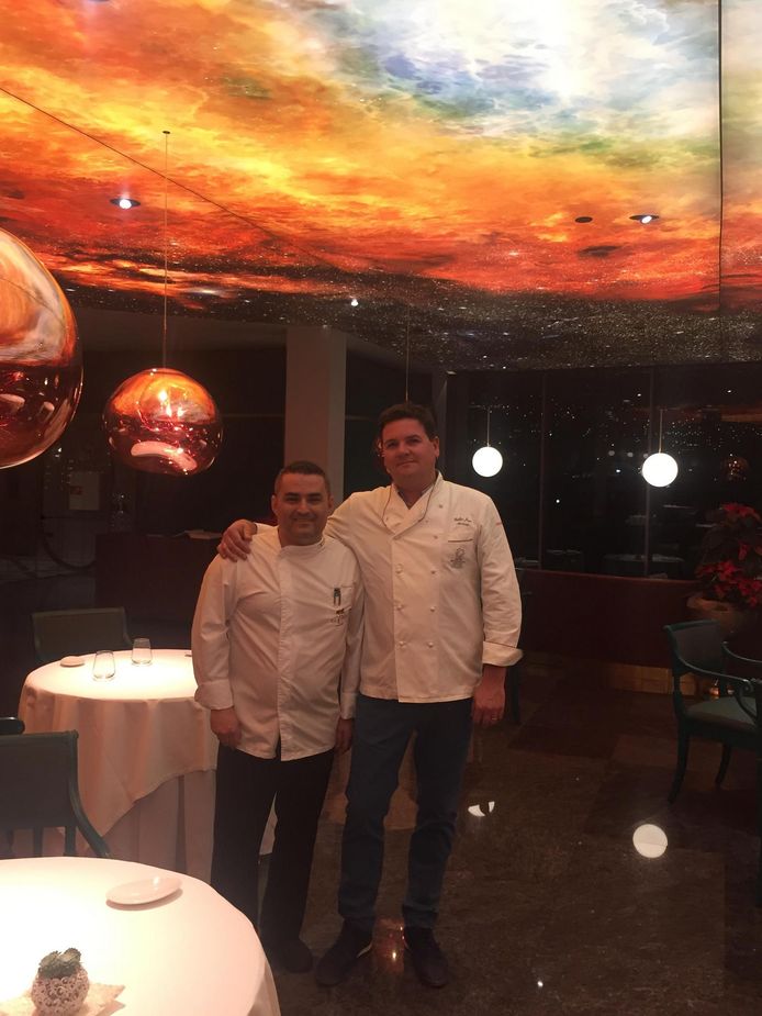 Gilles Joye met Rubén Cabrera, die hij tips geeft om zijn kookkunsten bij te schaven.