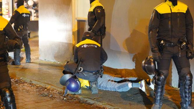 150 relschoppers de straat op in Arnhem, vijf arrestaties: ‘Dit soort relletjes zijn onnacceptabel’