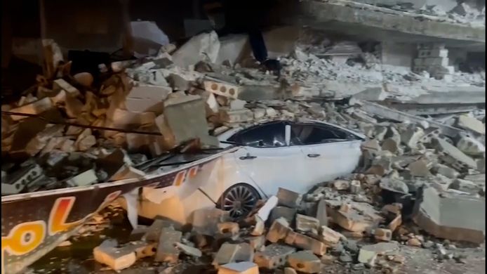 Videostill Dodelijke aardbeving legt delen van Turkije en Syrië in puin