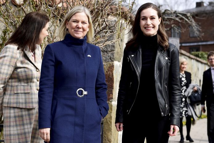De Zweedse premier Magdalena Andersson (links) en haar Finse ambtgenoot Sanna Marin kondigden woensdag in Stockholm aan dat beide landen nadenken over een Navo-lidmaatschap.