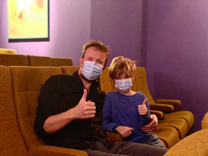 Gunther en zijn zoontje Vic waren er als de kippen bij voor de eerste voorstelling van Studio Skoop.