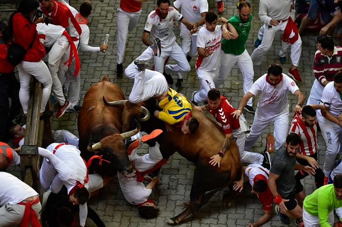 Un coureur téméraire se fait propulser pendant qu'un autre tombe face aux taureaux du festival de San Fermin.