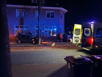 Gewonden bij eenzijdig ongeval in Ulft: auto eindigt klem tussen boom en gebouw
