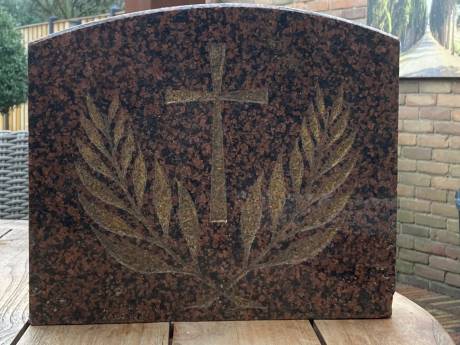 Hooglandse staat voor raadsel: van wie is deze in perkje gevonden grafsteen?
