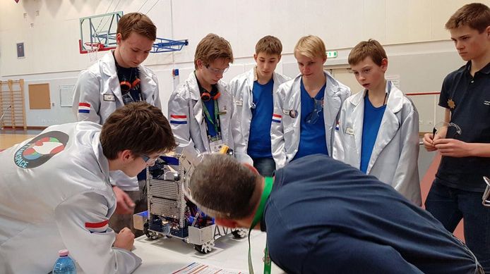 Leerlingen van het Newmancollege in Breda presteren tijdens robotwedstrijd in Italië.