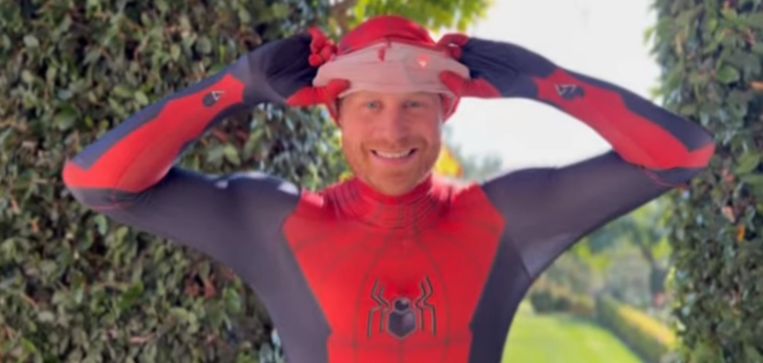 Prins Harry verkleedt zich als Spider-Man voor hartverwarmende kerstboodschap
 Beeld YouTube/Scotty's TV