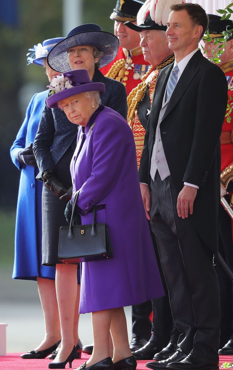 Koningin Elizabeth II naast Jeremy Hunt, minister van buitenlandse zaken en Premier Theresa May.  Beeld AFP