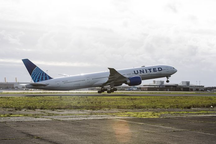 Een toestel van United Airlines stijgt op vanop Brussels Airport.