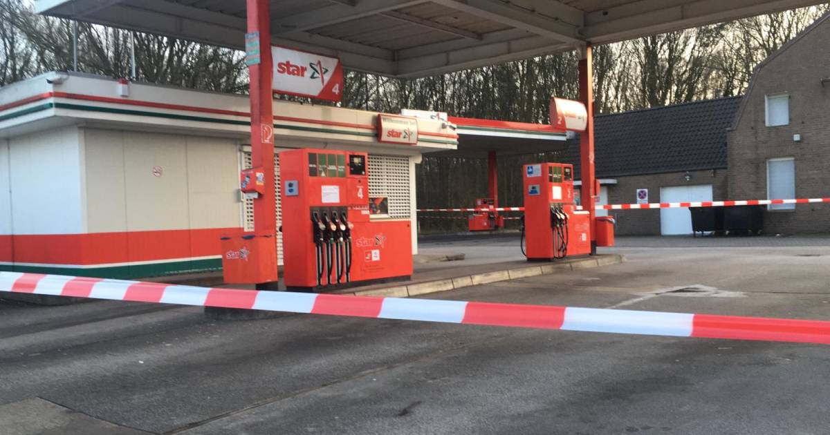 Wat als het populairste tankstation in Elten gesloten is? Dan ga je in de rij staan voor de andere -