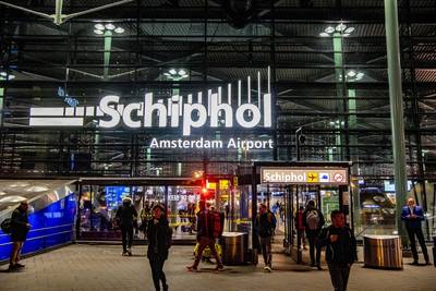 Twitteraars zaaien massaal onrust met nepnieuws Schiphol: ‘Ik zit in vliegtuig en ze hebben messen’
