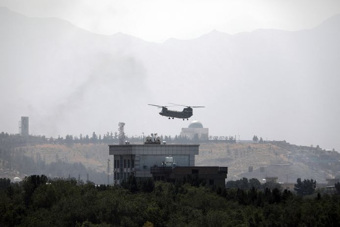 Een Amerikaanse helikopter landt op het dak van de ambassade van de VS in Kabul om personeel te evacueren. (15/08/2021)
