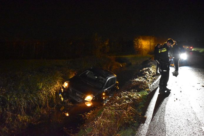 De lichten branden nog. Maar de auto is total loss na de duik in de sloot in Slijk-Ewijk.