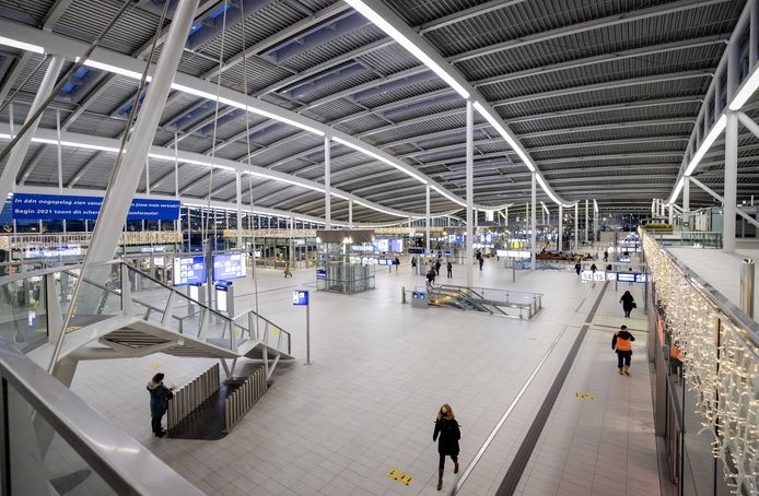Reizigers op Utrecht Centraal Station.