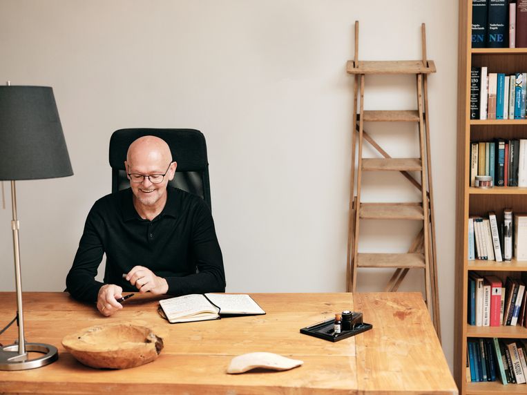 ‘Ik zou nooit over corona kunnen schrijven. Dat is me te abstract. Ik ben liever bezig met ethische kwesties.' Beeld Joris Casaer