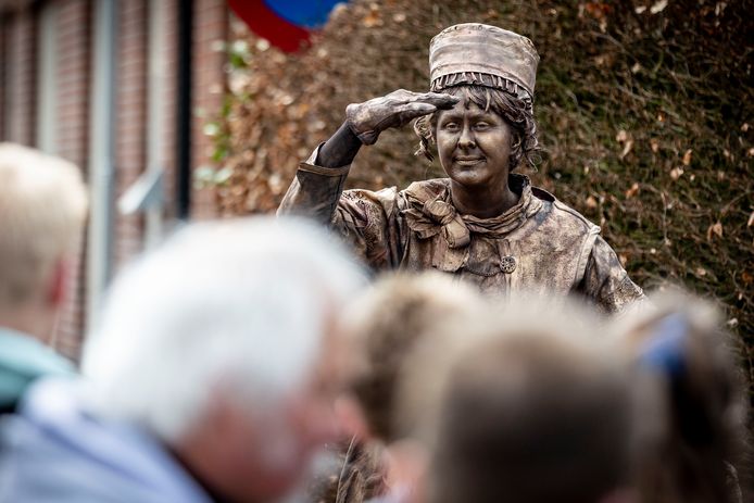 Levende standbeelden in Borne nog steeds een publiekstrekker van ...
