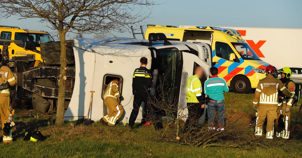 Gekantelde vrachtwagen op A73 zorgt voor vertraging richting Cuijk: berging voertuig start vanavond.
