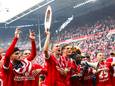 De spelers van PSV, onder wie Guus Til, vieren de landstitel met de supporters.