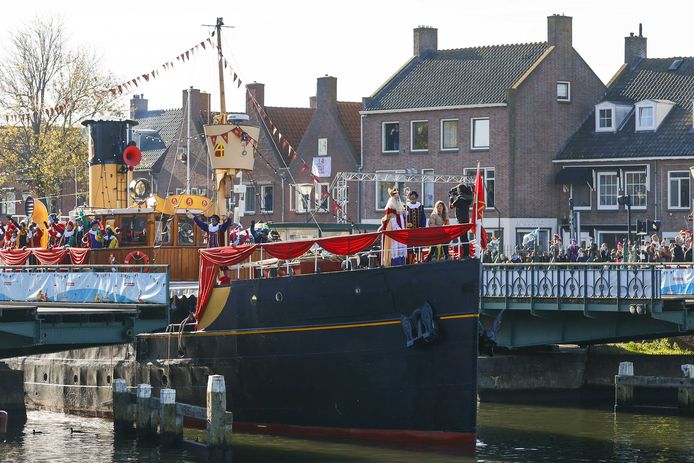 Uitstralen cijfer kans Geen pakjesboot meer? Sinterklaas vraagt om nieuwe naam voor stoomboot |  Show | AD.nl