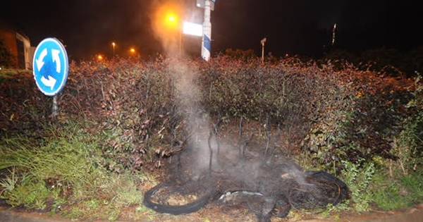 Autobanden in brand gestoken op rotonde in Waardenburg