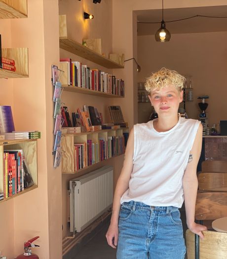 Nieuwe boekenwinkel met café geopend aan Sleepstraat: “Ik zit hier heel graag, aan de rand van het centrum”