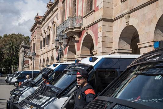 De Catalaanse politie voor het parlementsgebouw waar Puigdemont zijn toespraak zal houden.