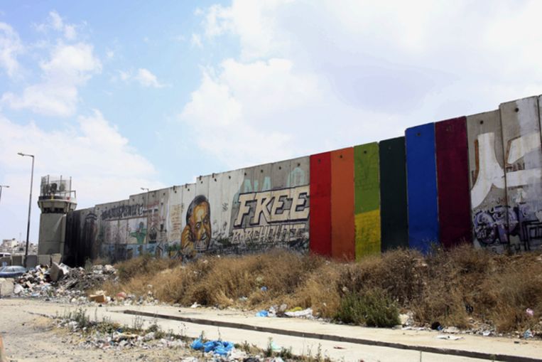 Regenboogpanelen van de hand van de Palestijnse kunstenaar Khaled Jarrar op de muur die de Westoever van Israël scheidt. Beeld Khaled Jarrar / AP