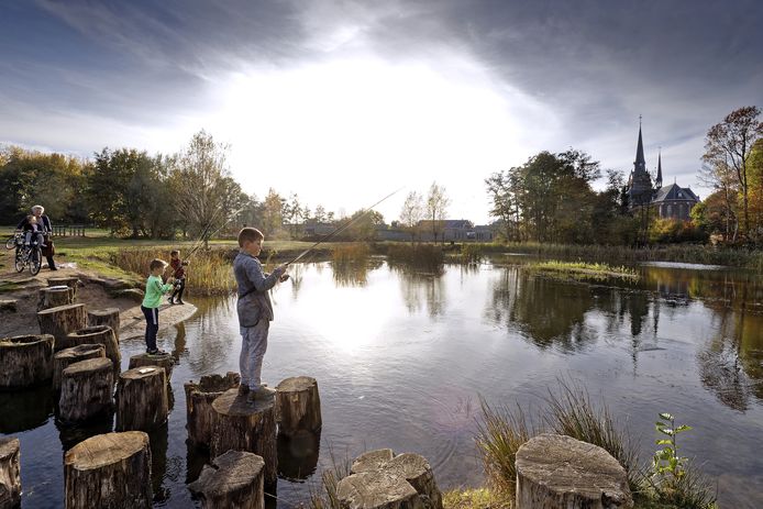Juul, Sam en Liam (vlnr) zijn drie van de 28 kinderen die al mogen vissen in de vijver achter de Lambertuskerk in Haaren.